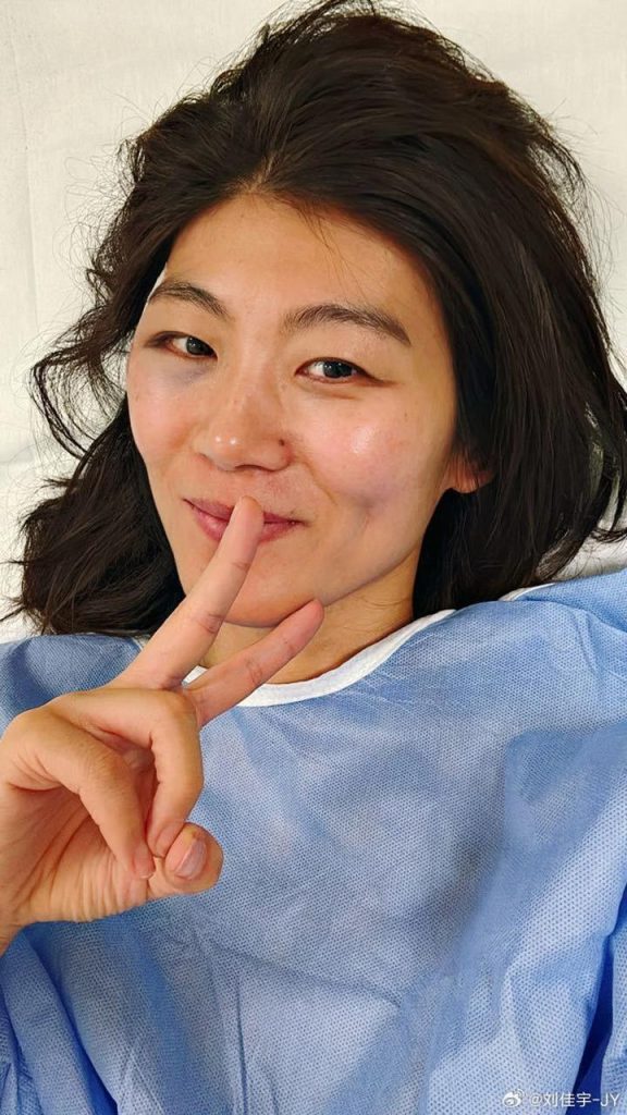 Snowboard: Liu Jiayu bez urazów po upadku, Kim prowadzi