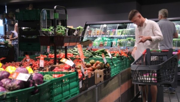 Українці витрачають на товари та послуги першої необхідності 84% місячного бюджету
