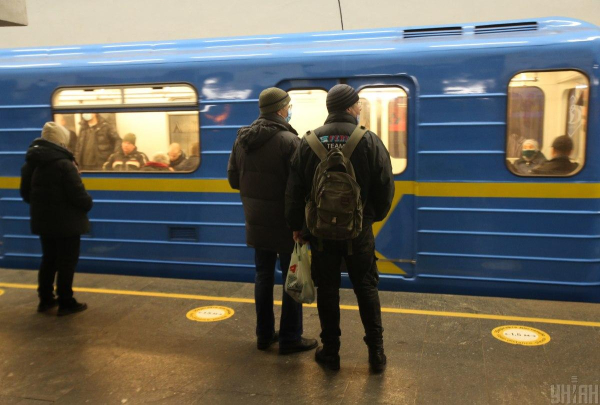У київському метро на станціях з’явилися мокрі плями: що кажуть у КМДА