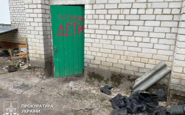 Суд підтвердив заочний вирок командиру РФ, який тримав у підвалі 369 людей як “живий щит”