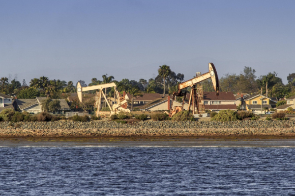 Нефтяное ралли продолжается: Brent достигла $83,84 на фоне ударов по Ирану и морской блокады