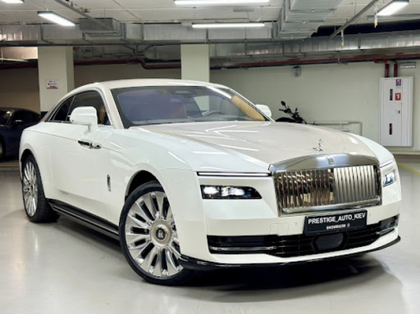 В Варшаве из-за бума спроса откроют автохаб для миллионеров: Rolls-Royce, Aston Martin и McLaren
