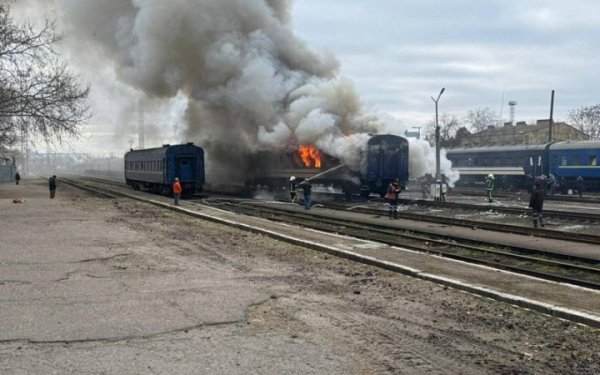 У Миколаєві російський “шахед” атакував потяг, постраждав залізничник (оновлено)