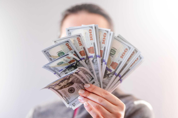Глобальная распродажа: как доллар выигрывает от войны в Иране