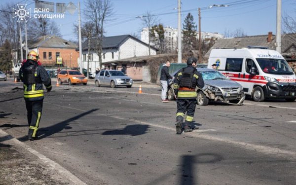 Росіяни вдарили безпілотниками по дорозі у Сумах, є травмовані