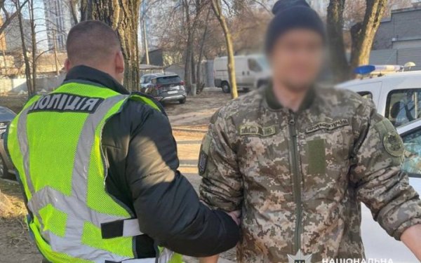 У Києві затримали чоловіка, який у метро застосував сльозогінний газ проти поліцейського