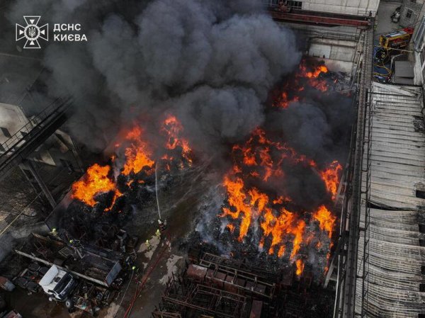У Києві зайнялося сміття, площа пожежі складає близько 2000 кв. м