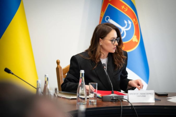 Власти выплатят 200 тыс. грн молодым врачам и обеспечат служебным жильем медиков, работающих в прифронтовых районах