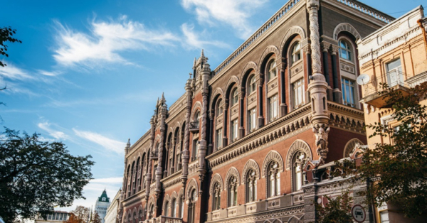 Нацбанк продолжает распродажу валюты из резервов для сдерживания девальвации гривны