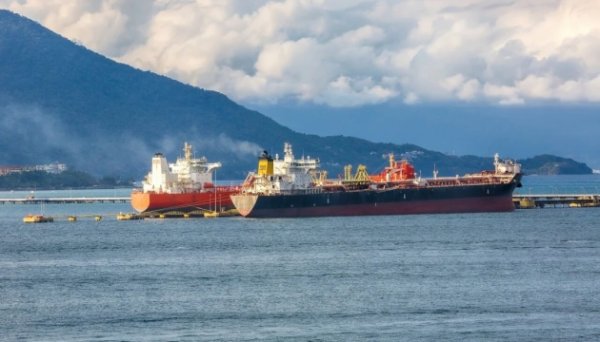 Росія не зможе скористатися зростанням цін на нафту через погодні умови та атаки дронів – Reuters