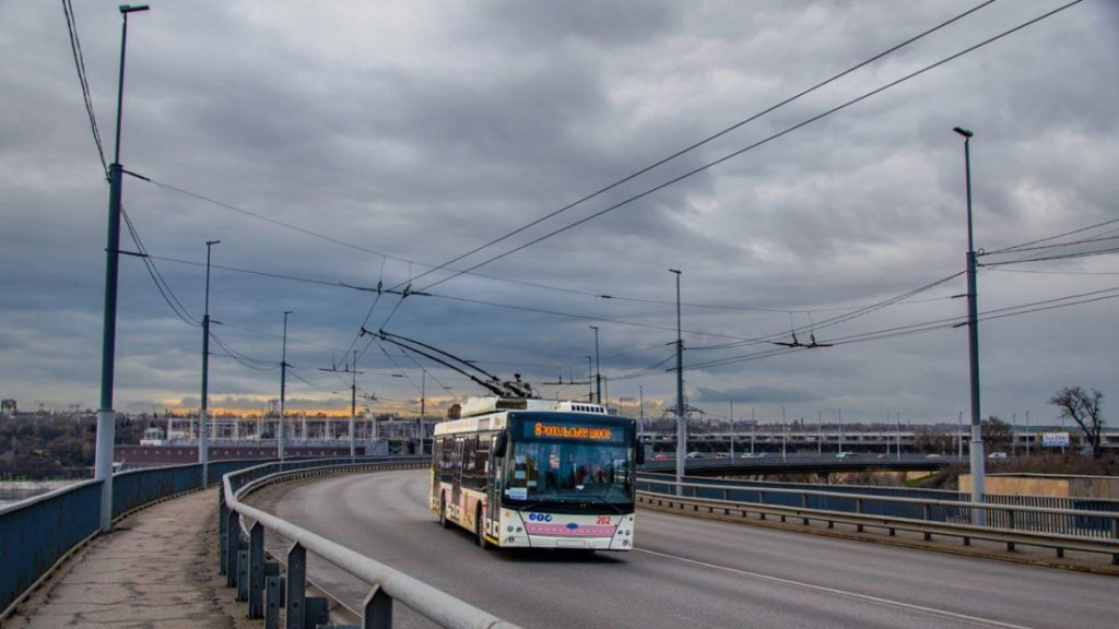 Зміни руху транспорту в Запоріжжі через ДніпроГЕС: нові маршрути та графік 10 березня 2026