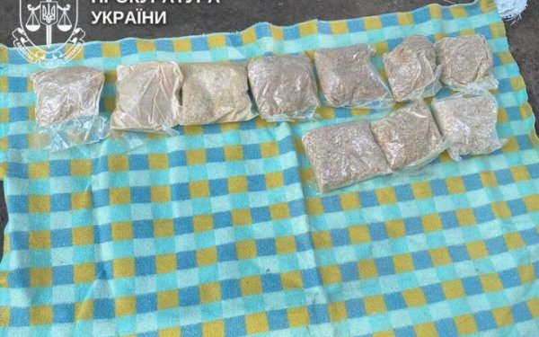 Викрили схему постачання наркотиків через поштові відділення, обшуки провели у Києві та Сарнах