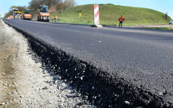Сезон ям на дорогах: хто винен у тому, що українські шляхи знову тріщать по швах