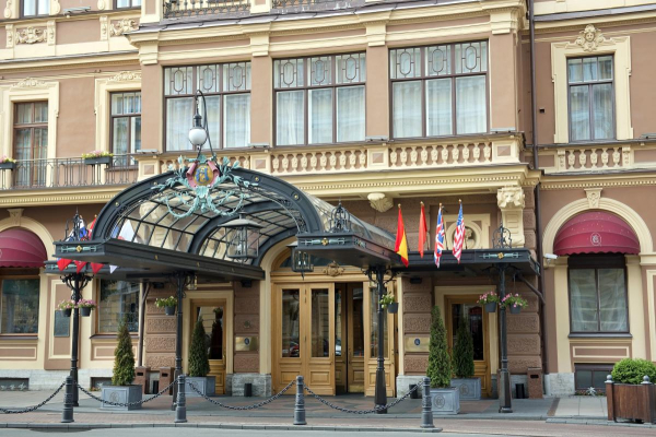 Люксовий холдинг LVMH заробляє в РФ на готелі, що обслуговує друзів Путіна, - Reuters