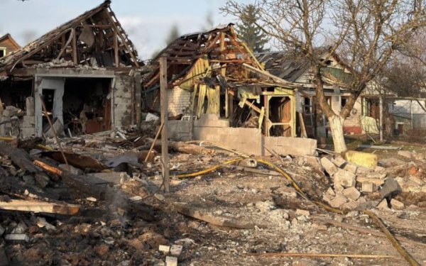 У Шостці унаслідок удару росіян загинула жінка. Її рідні – поранені