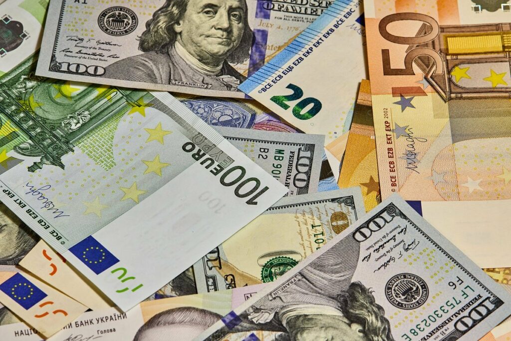 Курс валют на 23 квітня 2026 в Україні: долар і євро подешевшали, скільки коштують