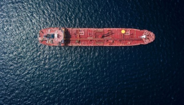 Росія на тлі війни в Ірані заробляє не лише на нафті, а й на газі та добривах – Bloomberg