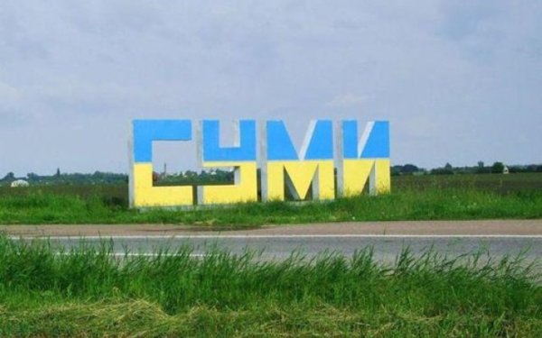 Російський дрон вдарив по автостоянці у Сумах