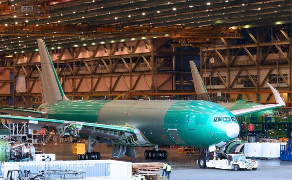 Boeing викотив найбільший і найпотужніший двомоторний вантажний літак у світі (фото)