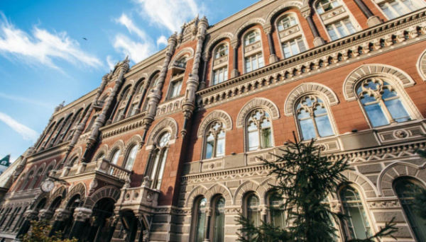 Долар та євро дешевшають: Нацбанк оголосив курс гривні на 6 квітня