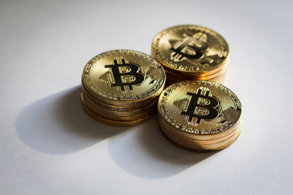 Tether спасает Drift Protocol после взлома почти на $300 млн, Charles Schwab запустила спотовую торговлю криптовалютами: что нового