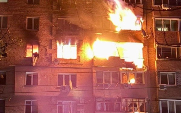 Росіяни атакували Дніпро, у багатоповерхівці пожежа