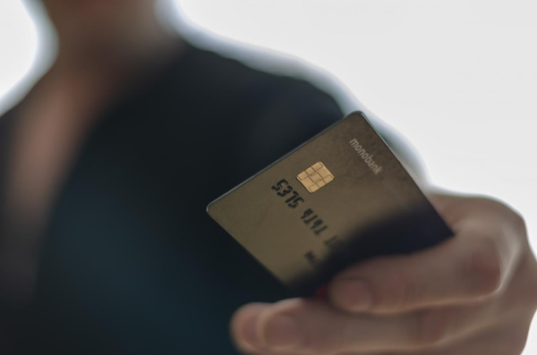 У monobank розкрили найпопулярніший метод шахрайства з картками