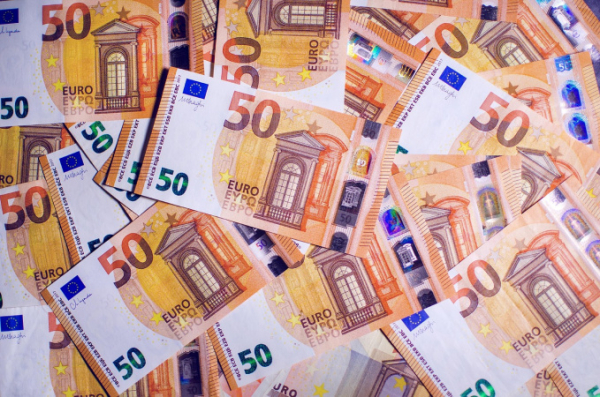В марте банки ввезли более $1 млрд наличными: евро сравнялся с долларом в структуре импорта