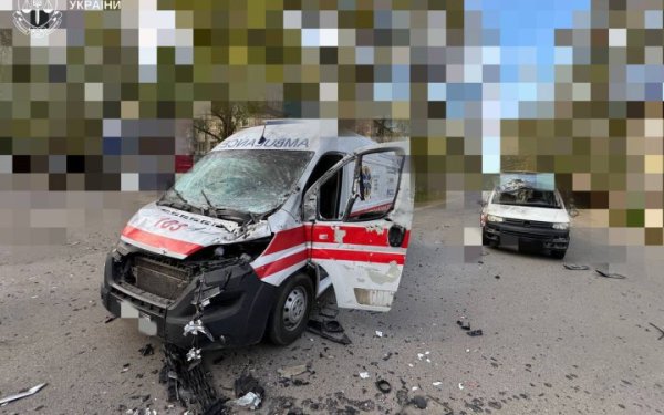 Росіяни атакували у Херсоні авто “швидкої”: є жертви (доповнено)