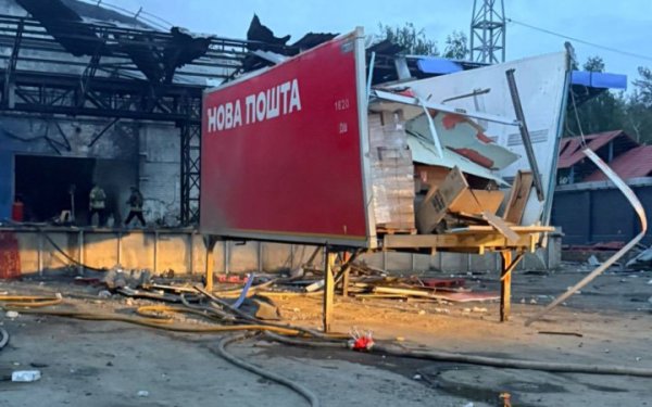 Росіяни тричі за добу атакували депо “Нової пошти” в Харкові
