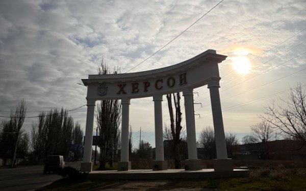 Окупанти знову вдарили по середмістю Херсона: є загиблий і поранені