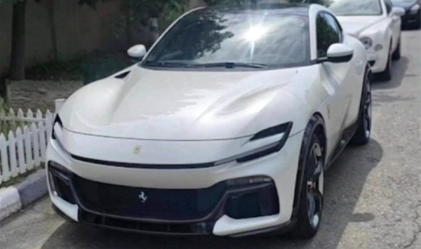 В Україну почали завозити перші кросовери Ferrari