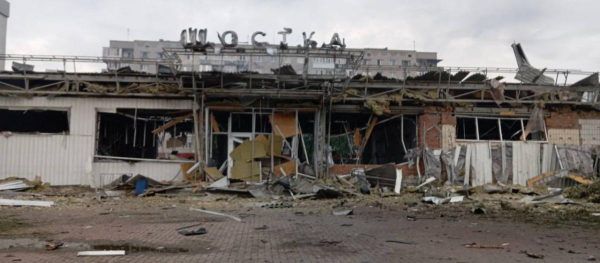 Росія прямими влучаннями десятків "Шахедів" зруйнувала вокзал у Шостці