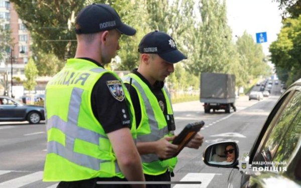 У Києві поліція вилучила BMW і Range Rover у водіїв, які влаштовували “перегони” та дрифт у центрі міста