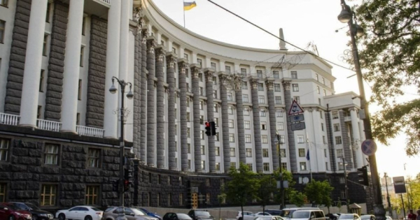 Кабмин снял ограничения на выезд за границу для женщин-госслужащих: кто сохраняет статус «невыездных»