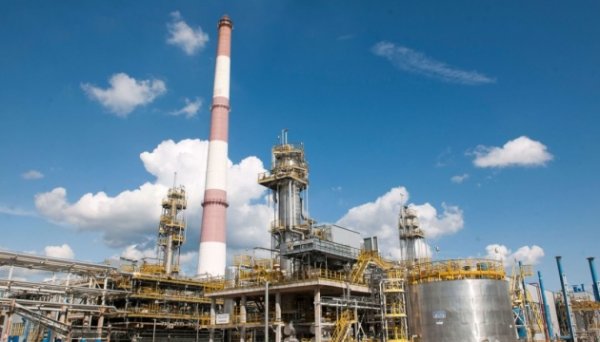 НПЗ у Ленінградській області зупинив переробку нафти після атаки дронів – Reuters