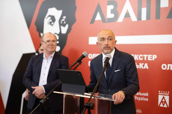 Нацбанк выпустил новую монету необычной формы (фото)