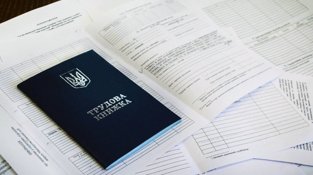 Як вийти на пенсію у 65 років, якщо бракує страхового стажу: пояснення ПФУ