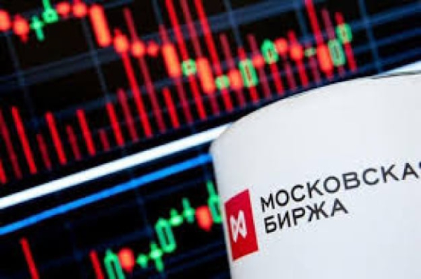 Индекс Мосбиржи рухнул ниже 2 450 пунктов впервые с декабря 2024 года