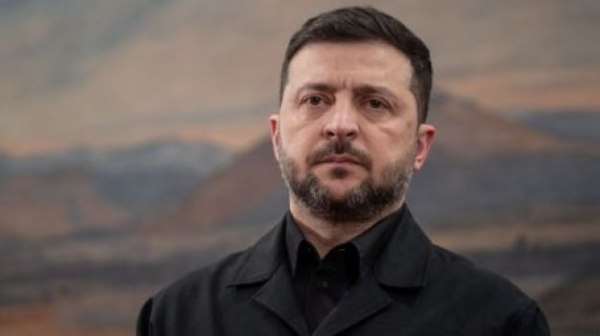 Главное за понедельник: посылки обложат НДС, зарплаты военным повысят, доллар удержат