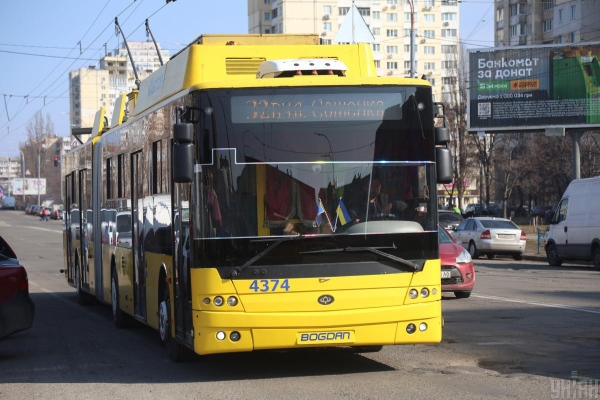 Наслідки атаки на Київ: низку вулиць перекрито, а транспорт курсує зі змінами