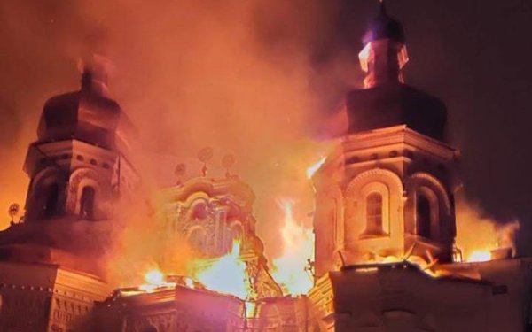 Від російського удару по Києву горить Лавра