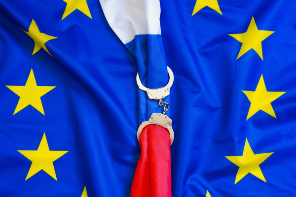 ЄС вдарив новими санкціями по Росії: обмеження стосуються ВПК та "тіньового флоту"