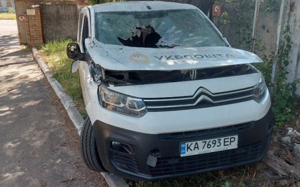У Нікополі російський FPV-дрон поцілив в авто пересувного відділення “Укрпошти”