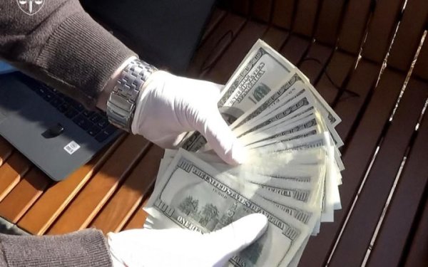 Адвоката підозрюють у вимаганні хабаря від дружини підозрюваного в організації “ухилянтської” схеми