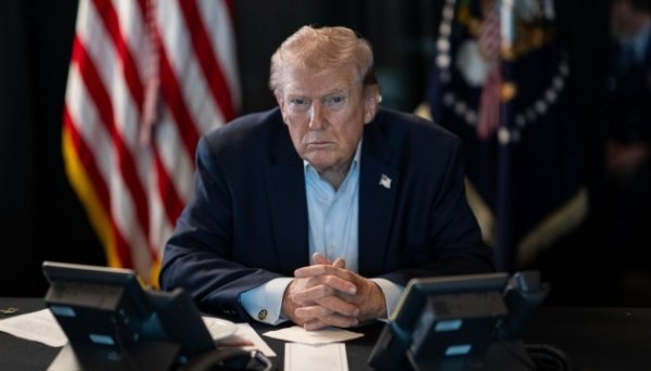 Трамп пригрозив Франції 100% митами на вино