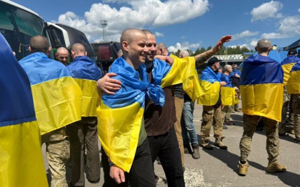 В Україну з російського полону повернулись 185 захисників та 1 цивільний