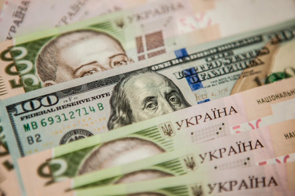 НБУ установил курс валют на пятницу: доллар достиг нового максимума
