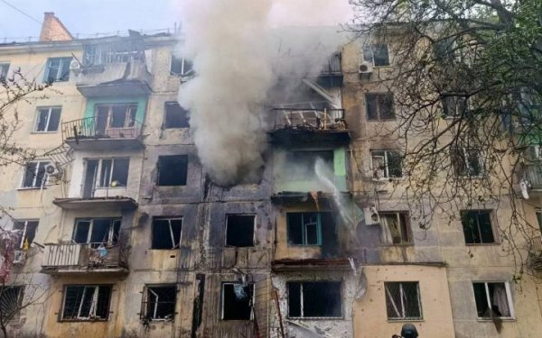 Росіяни атакували багатоповерхівку у Павлограді, серед потерпілих – підліток (оновлено)