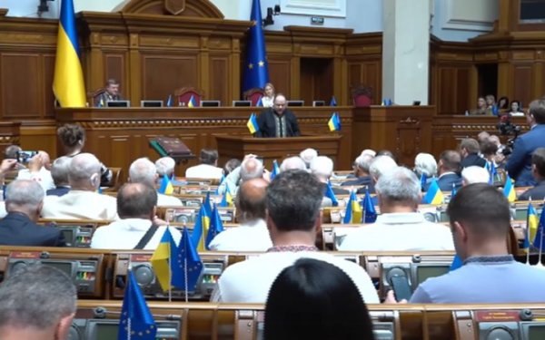 Керівництво Ради зареєструвало законопроєкт про право депутатів приходити на засідання з дітьми до 2 років